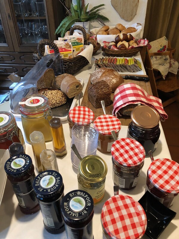 Päivittäinen mannermainen aamiainen (10 EUR per henkilö)