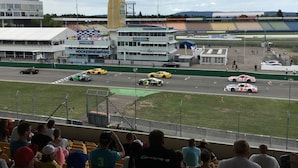 A racing track with cars and spectators. - Hotel zur Pfalz (Hockenheim)