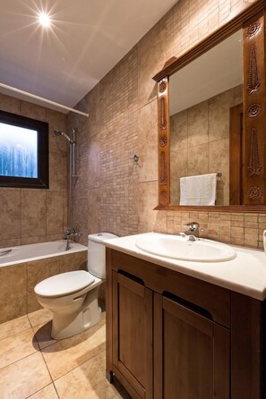 Separate bathtub and shower, free toiletries, hair dryer, towels - Villa Anemona (Pegeia)