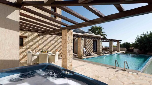 Outdoor pool - Villa Anemona (Pegeia)
