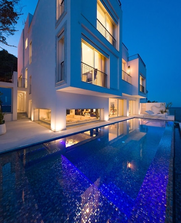 Fachada de la propiedad por la tarde o noche. Maison Dedine - Adults Only