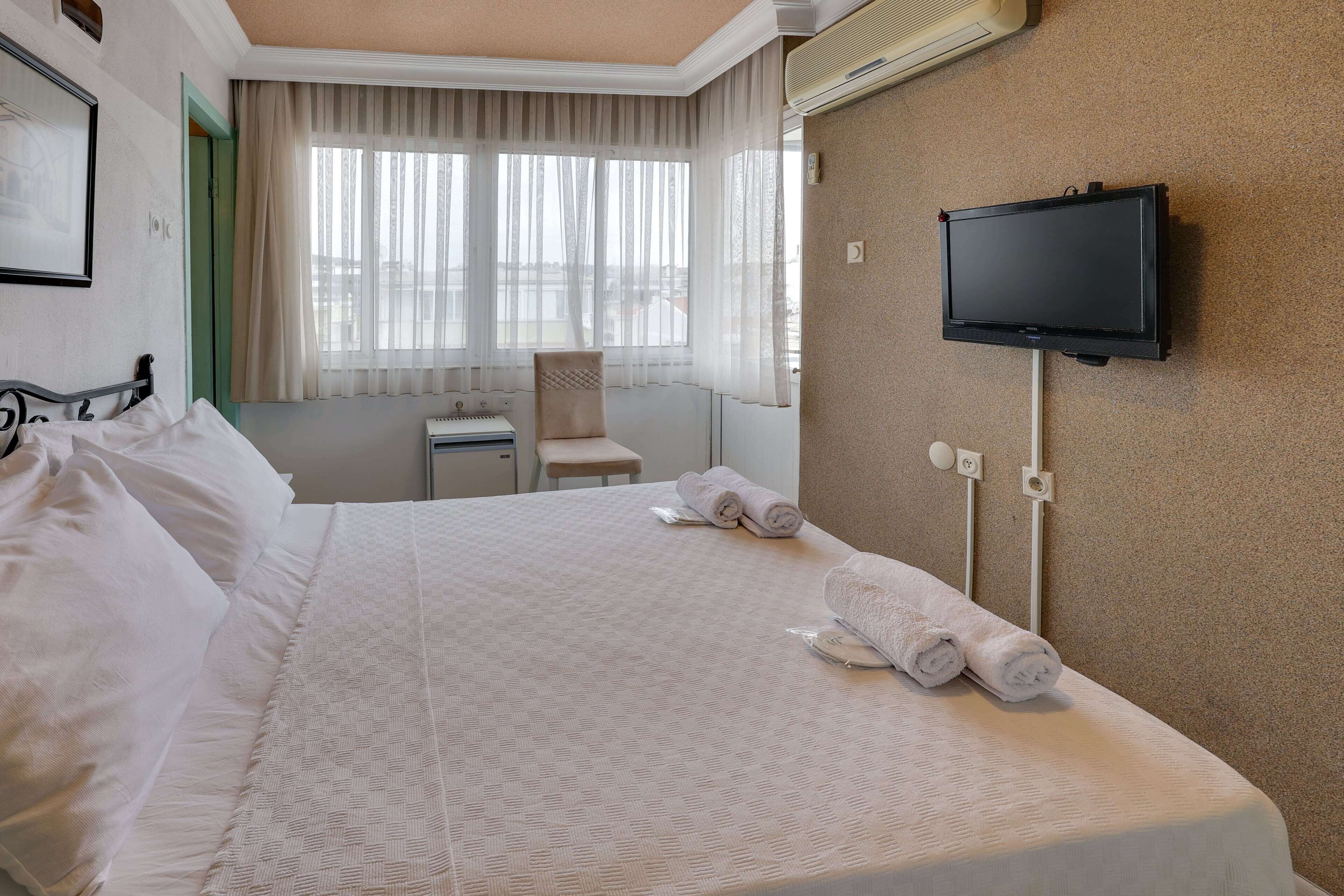 cift kisilik sehir manzarali - balkonlu aile odasi | 1 bedroom, minibar, desk, iron/ironing board
