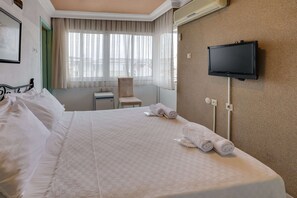 Cift Kisilik Sehir Manzarali - Balkonlu Aile Odasi | Minibar, desk, iron/ironing board, free WiFi - Hikmethan Otel (Kusadasi)