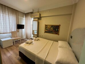 Cift Kisilik Sehir Manzarali - Balkonlu Aile Odasi | Minibar, desk, iron/ironing board, free WiFi - Hikmethan Otel (Kusadasi)
