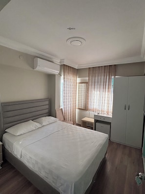 Cift Kisilik Sehir Manzarali - Balkonlu Aile Odasi | Minibar, desk, iron/ironing board, free WiFi - Hikmethan Otel (Kusadasi)