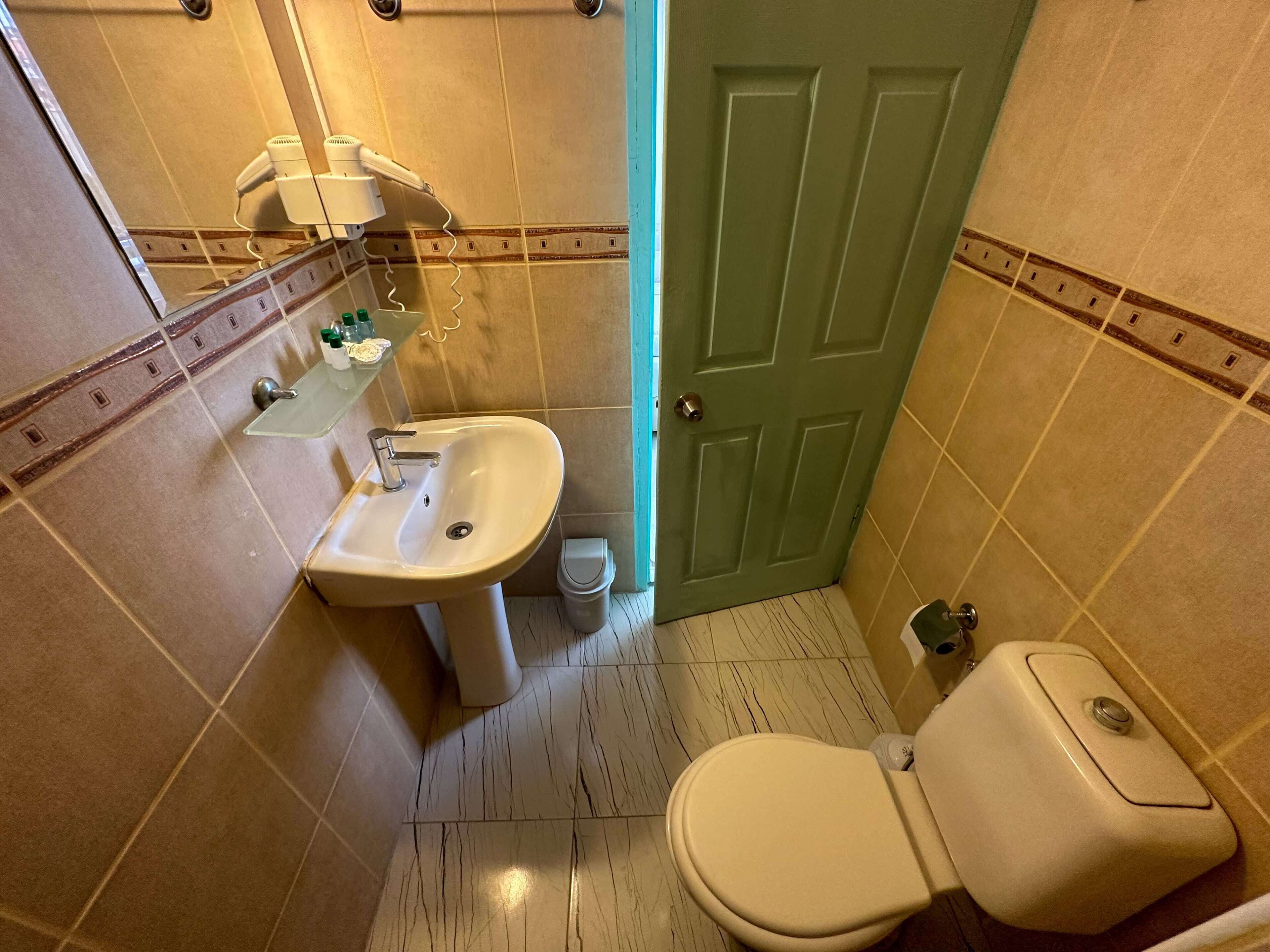 2 ayri yatakli sehir manzarali - balkonlu oda | bathroom | shower, free toiletries, hair dryer, slippers
