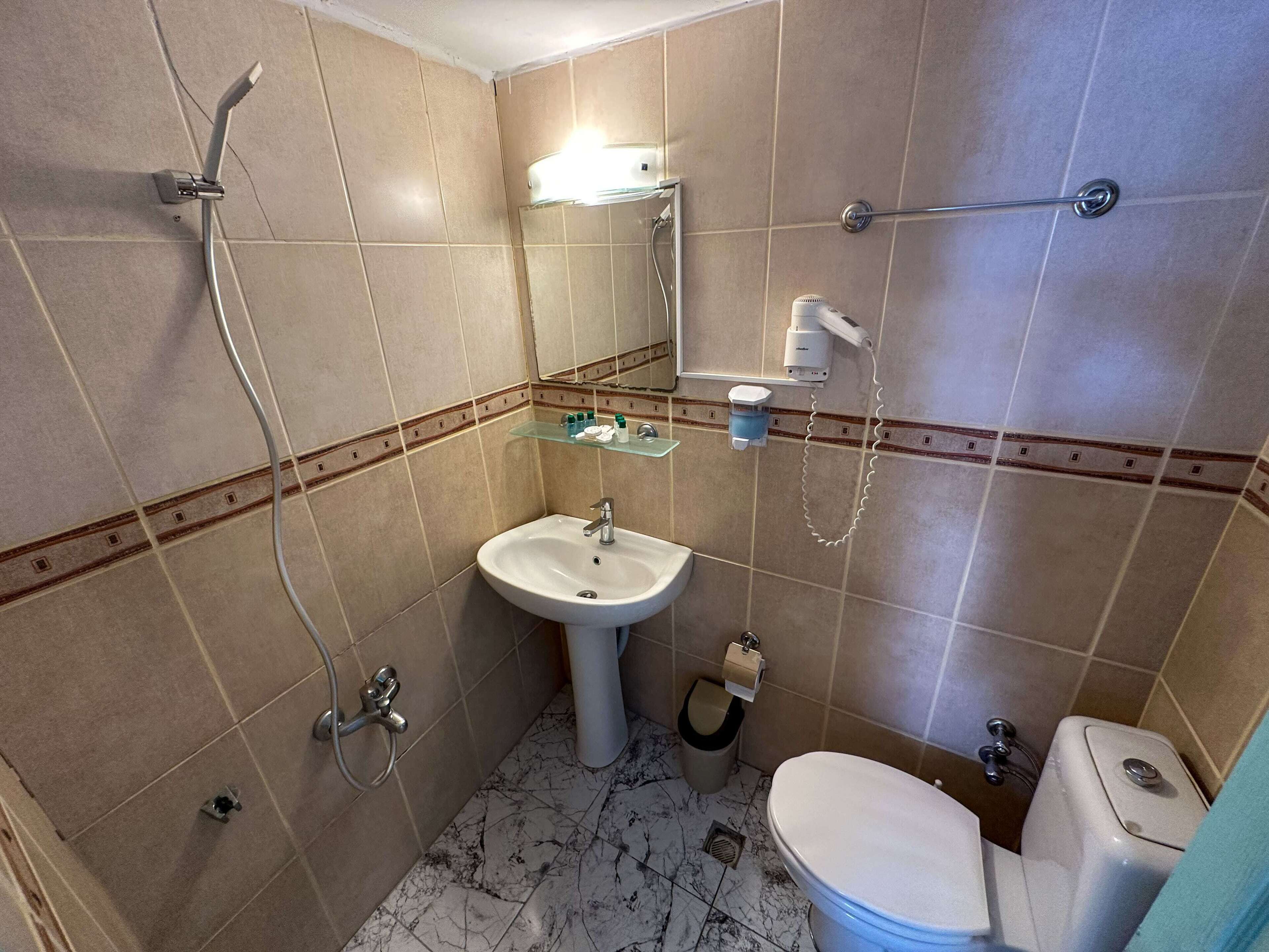 3 kisilik sehir manzarali - balkonlu aile odasi | bathroom | shower, free toiletries, hair dryer, slippers