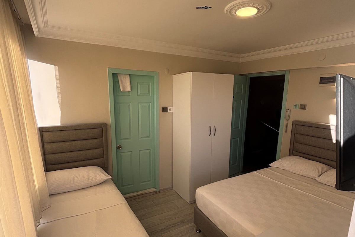 3 Kisilik Sehir Manzarali - Balkonlu Aile Odasi | Minibar, una scrivania, ferro/asse da stiro, Wi-Fi gratuito