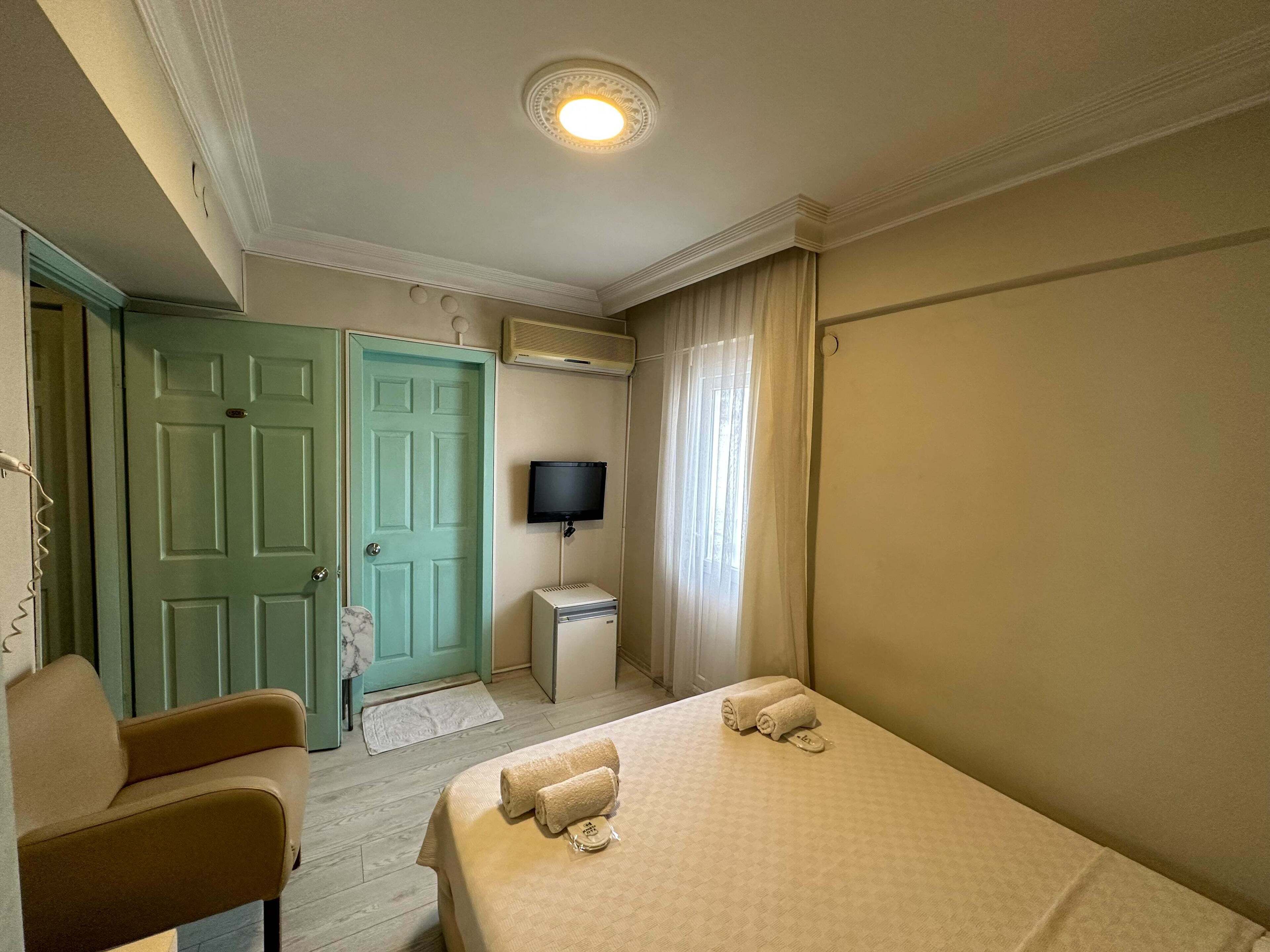 cift kisilik sehir manzarali - balkonlu aile odasi | 1 bedroom, minibar, desk, iron/ironing board