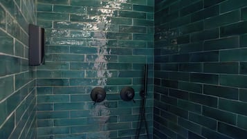 Camera Junior, 1 letto king | Bagno | Asciugacapelli, bidet, asciugamani, sapone