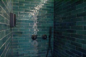 Camera Junior, 1 letto king | Bagno | Asciugacapelli, bidet, asciugamani, sapone
