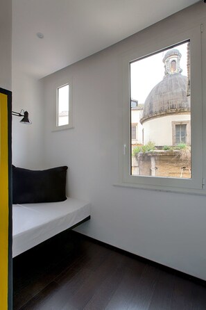 Habitación superior, 1 cama de matrimonio grande | Ropa de cama de alta calidad y edredones de plumas