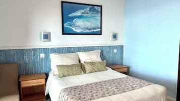 Chambre Double Confort | Coffres-forts dans les chambres, bureau, rideaux occultants