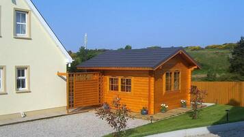 Three-Bedroom House (Millstone Cottages No.1) with Hot Tub | Individually decorated, individually furnished, iron/ironing board