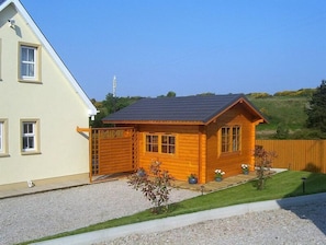 Three-Bedroom House (Millstone Cottages No.1) with Hot Tub | Individually decorated, individually furnished, iron/ironing board