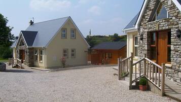 Three-Bedroom House (Millstone Cottages No.2) without Hot Tub | Individually decorated, individually furnished, iron/ironing board