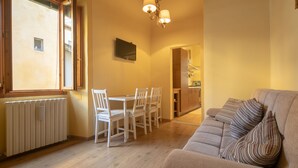 Leilighet – romantic, 2 soverom, byutsikt | Oppholdsområde | Flatskjerm-TV