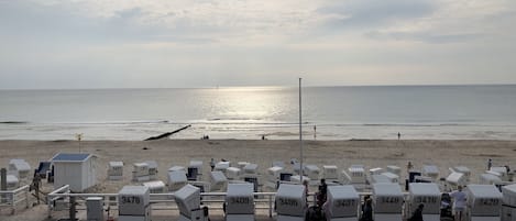 Ligstoelen aan het strand