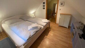 Une chambre à coucher avec un lit, une table de chevet et un placard.
