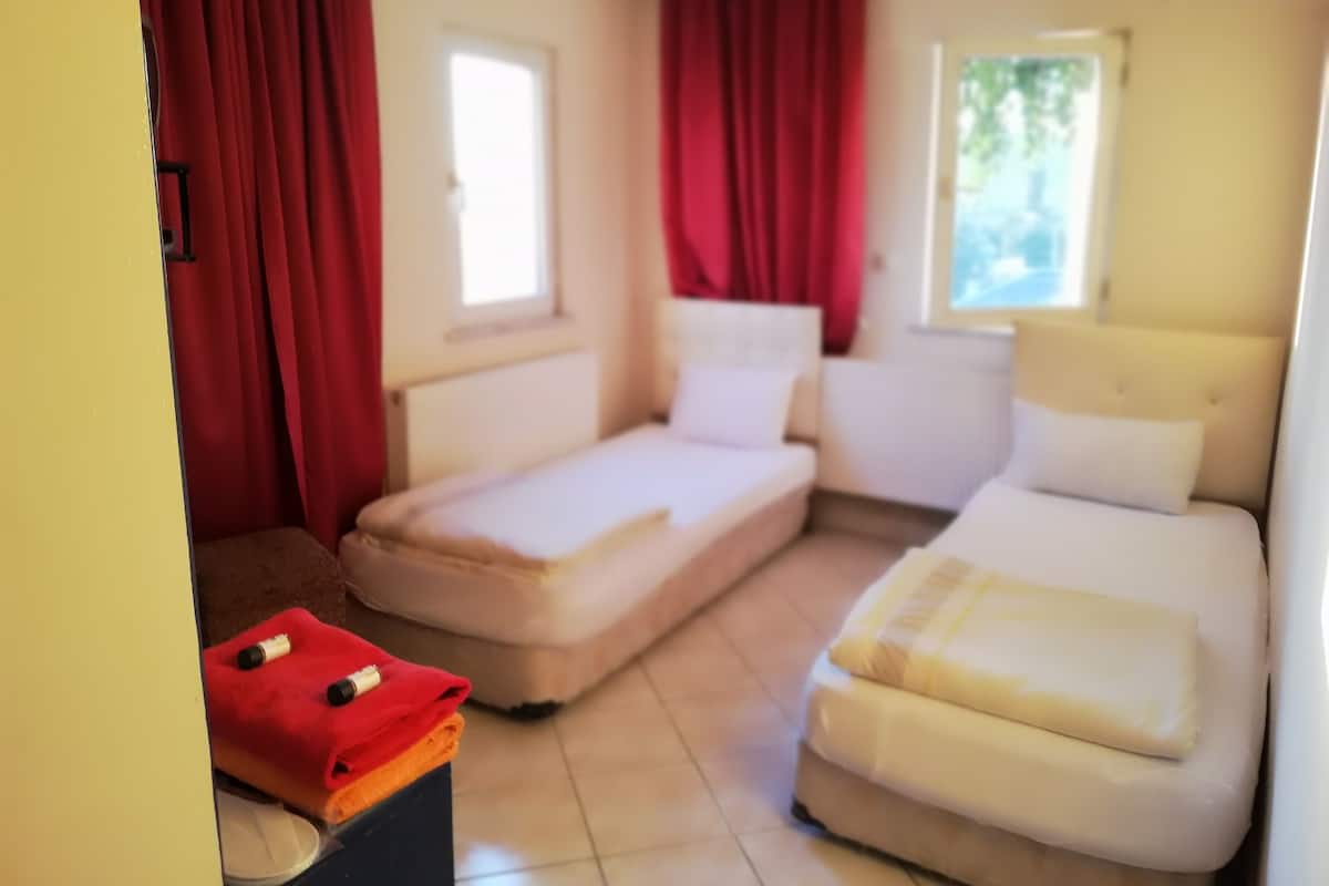 In-room safe, soundproofing, free WiFi, bed sheets