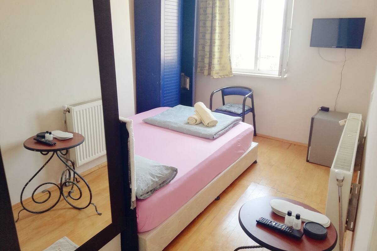 In-room safe, soundproofing, free WiFi, bed sheets