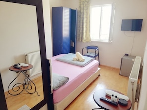 In-room safe, soundproofing, free WiFi, bed sheets