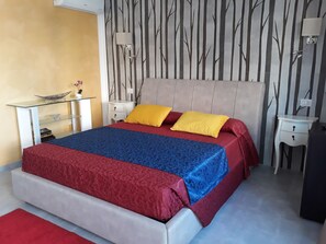 Chambre Triple, vue jardin, rez-de-chaussée | 1 chambre, minibar, coffres-forts dans les chambres, rideaux occultants