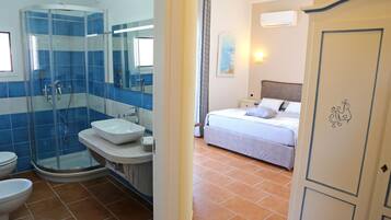 Chambre double, rez-de-chaussée | Salle de bain | Douche, séchoir à cheveux, bidet, serviettes fournies