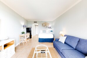 Tabla de planchar con plancha, internet y ropa de cama 