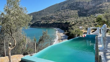 Piscina a l'aire lliure de temporada, para-sols i gandules