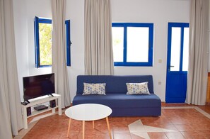 One Bedroom Villa with Plunge Pool | 起居区 | 电视、壁炉、Netflix、乒乓球