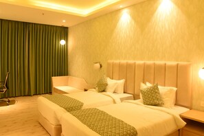 Minibar, in-room safe, desk, laptop workspace - Castillo (Varanasi)