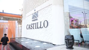 Exterior - Castillo (Varanasi)