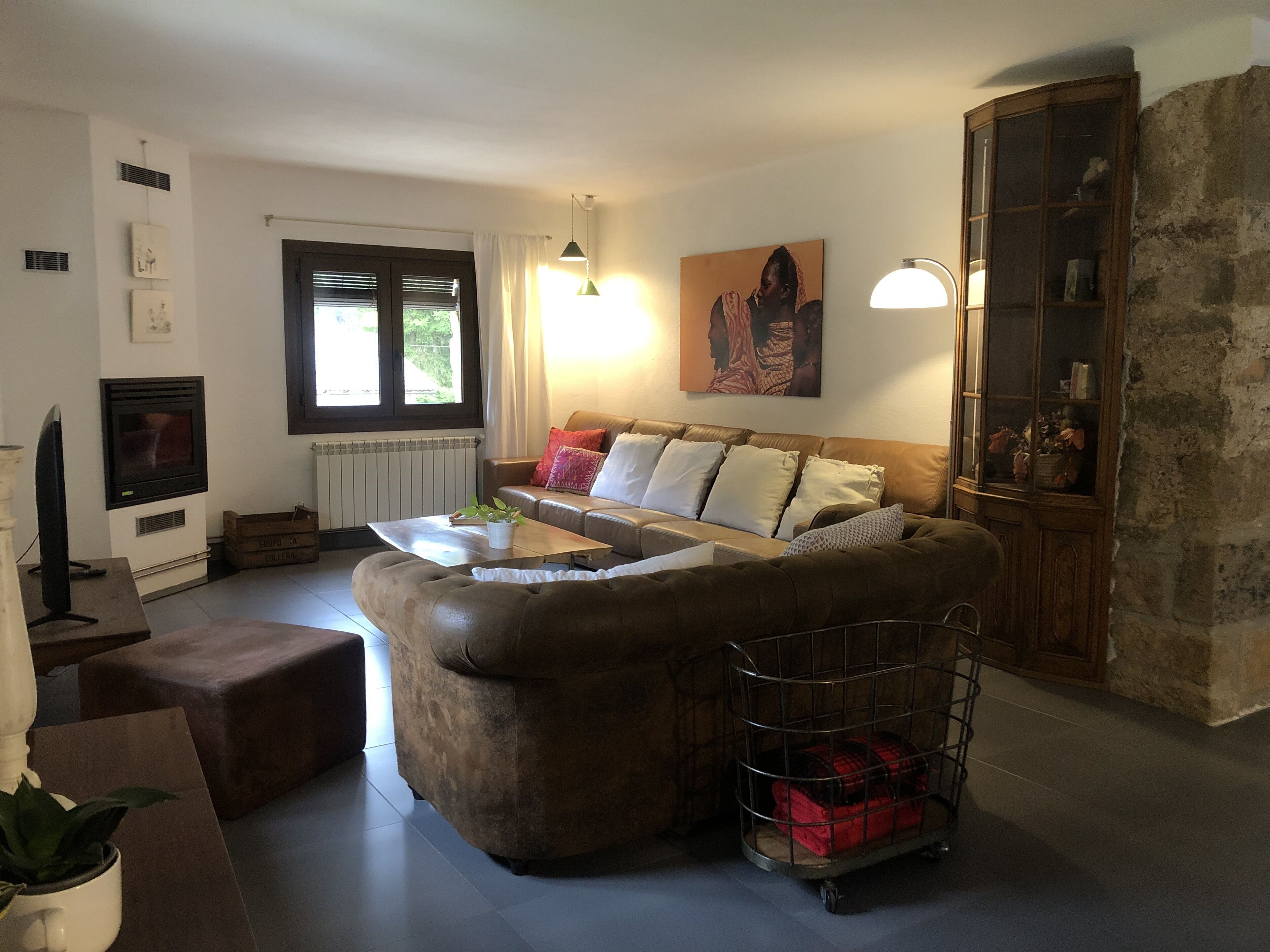 Una Smart TV, una chimenea, un futbolín, una mesa de tenis de mesa