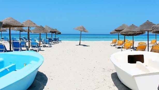 Private beach, white sand, sun loungers, beach umbrellas - Checkin Djerba Bakour Beach (Djerba Midun)