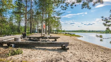 Aan een privéstrand, een strandbar, kajakken, roeien