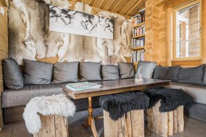 Lobby sitting area - Basecamp Oulanka (Kuusamo)
