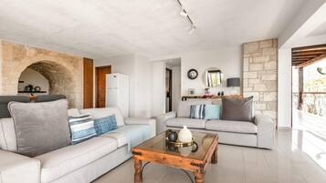 Een flatscreentelevisie en een dvd-speler