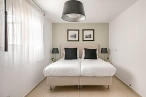 In-room safe, desk, free WiFi, bed sheets - Villa Thea (Pegeia)