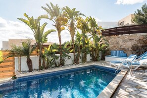 Outdoor pool, pool umbrellas, pool loungers - Villa Thea (Pegeia)