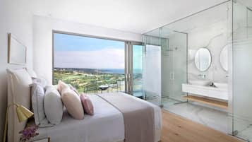 Villa | Premium bedding, pillow-top beds, iron/ironing board