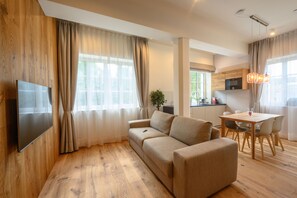Deluxe-Apartment, Gartenblick | Wohnzimmer | Smart-TV, Fußbodenheizung