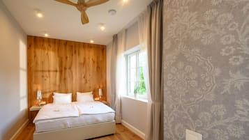 Deluxe Apartment, Mountain View | Egyptian cotton sheets, premium bedding, in-room safe