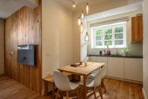 Superior Apartment, Garden View | In-room dining