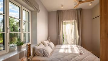 Apartamento Deluxe, vistas al jardín | Sábanas de algodón egipcio, ropa de cama de alta calidad, caja fuerte