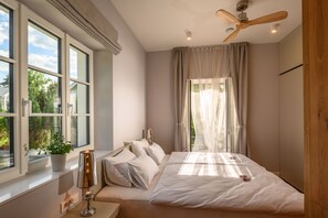 Departamento Deluxe, vista al jardín | Sábanas de algodón egipcio y ropa de cama de alta calidad
