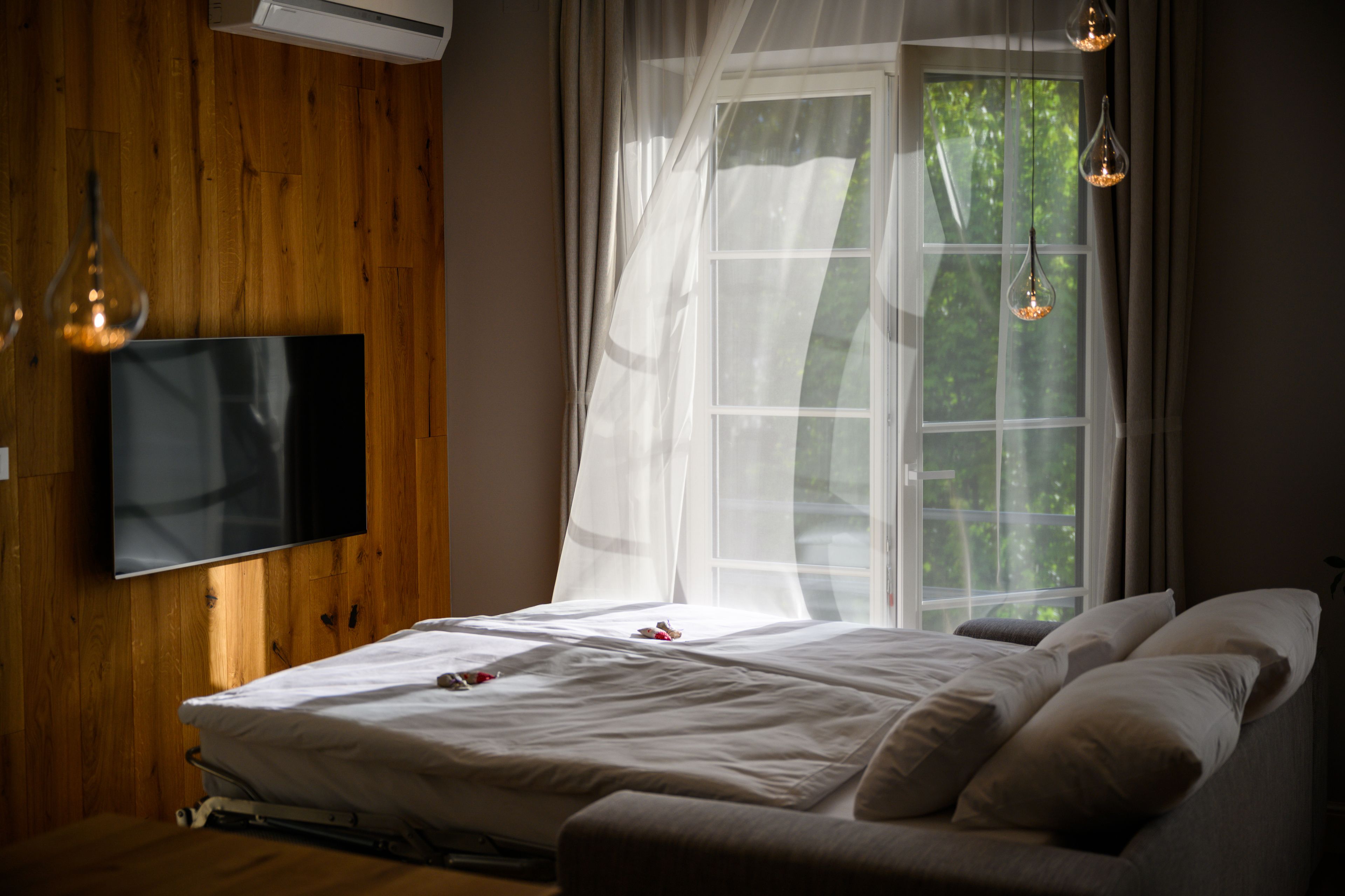 Design Apartment, Mountain View | Living room | Smart TV, heated floors