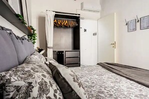 A bedroom with a bed, a wardrobe, and a door. - Romantic historic house in Atri with a view of the Gran Sasso - CIN IT067004C2D739CXUO (Atri)