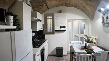 Réfrigérateur, four, plaque de cuisson, cafetiÚre/bouilloire