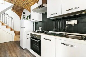 Fridge, oven, stovetop, coffee/tea maker